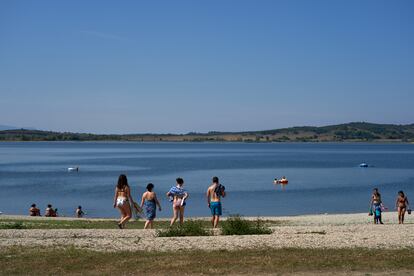 Bañistas en una de las dos playas con bandera azul en el embalse de Ullibarri-Gamboa.