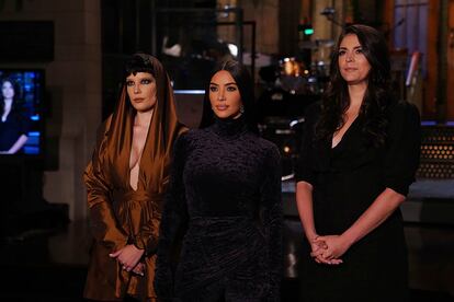 La cantante Halsey (a la izquierda), Kim Kardashian West (centro) y Cecily Strong, durante la promoción de su participación en 'Saturday Night Live'.