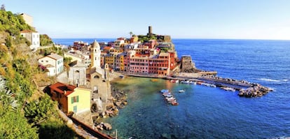 Panorámica de la villa de Vernazza, en la costa de Liguria, Italia.