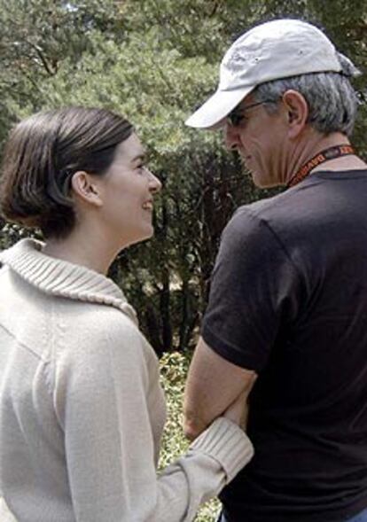 Laia Marull y Antonio Hernández conversan durante el rodaje.