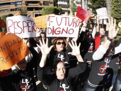 Trabajadores y familiares de discapacitados, durante la &#039;performance&#039; de protesta realizada en Valencia.