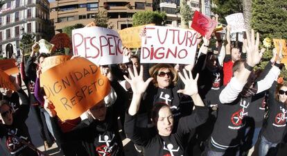 Trabajadores y familiares de discapacitados, durante la &#039;performance&#039; de protesta realizada en Valencia.