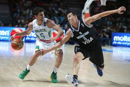 Raulzinho Neto trata de zafarse de Prigioni, ayer en el Palacio.