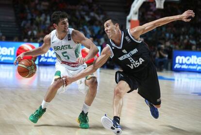 Raulzinho Neto trata de zafarse de Prigioni, ayer en el Palacio. 