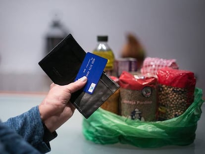 Una usuària de Càritas en un banc d'aliments.