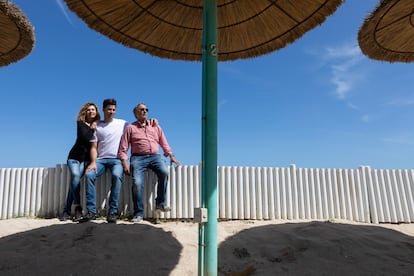 Jaume Perelló con su madre María Antònia Gelabert y su padre Sebastià Perelló, en el chiringuito-restaurante Can Gavella, en playa de Muro, Can Picafort. Mallorca, este lunes.