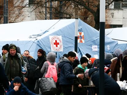 Llegada de refugiados de Kiev a la estación de Lviv (Leópolis), este miércoles.