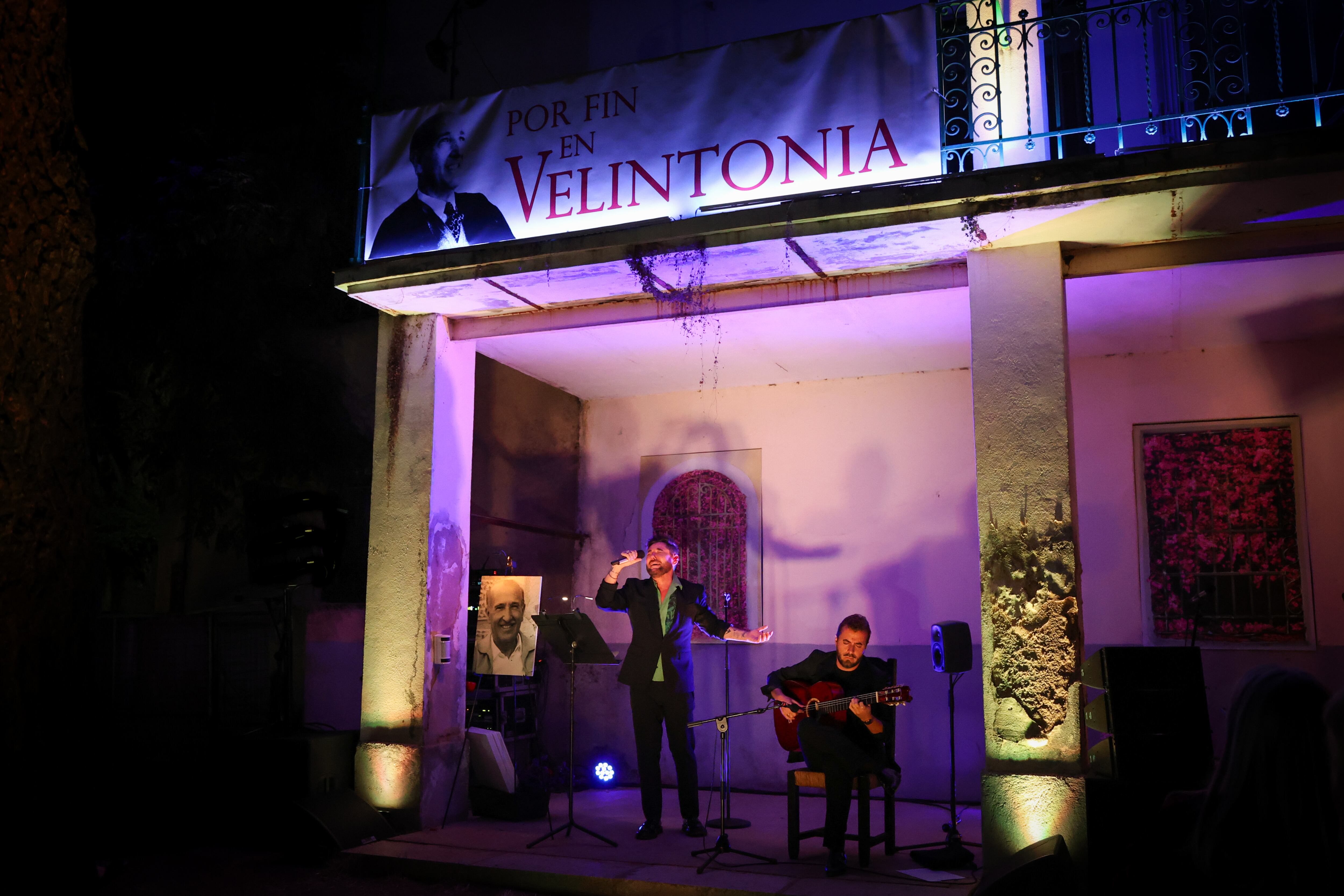Un momento del recital de Miguel Poveda, acompañado por el guitarrista Jesús Guerrero, el miércoles en el porche de la casa de Vicente Aleixandre en Madrid. 