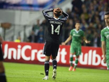 Chicharito lamenta una ocasión de gol ante el Ludogorets.
