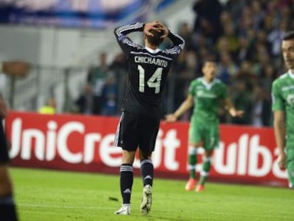 Chicharito lamenta una ocasión de gol ante el Ludogorets.