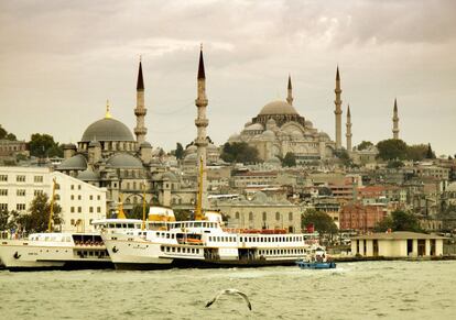 ¿Viajar entre Europa y Asia por menos de un euro? Eso es lo que permite hacer el ferri del Bósforo, entre las dos riberas de Estambul, ciudad repartida entre dos continentes. Si se hace al atardecer se podrá contemplar la silueta de los minaretes recortada contra el cielo (hay billetes desde 15 liras turcas, unos 1,15 euros). En Estambul hay otras muchas cosas que hacer por muy poco dinero o incluso gratis, entre ellas visitar dos de sus iconos: el Gran Bazar, con pasajes cubiertos siempre llenos de viajeros regateando en busca de gangas desde hace 600 años, y la imponente Mezquita Azul o Sultanahmet Camii, construida hace 400 años y con sus cúpulas cubiertas por 20.000 azulejos azules (en la foto). Hay que evitar la hora de la oración (cinco veces al día), pero el resto de la jornada se puede visitar y es gratis.