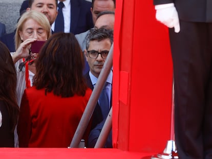 Momento en el que se impidió al ministro de Presidencia, Félix Bolaños, subir a la tribuna del acto cívico militar por el Dos de Mayo, Día de la Comunidad de Madrid.