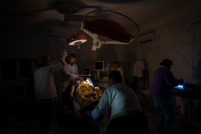 Médicos operan a un niño de 13 años en el hospital de Jersón, este martes. 
