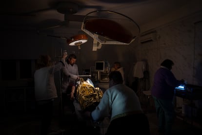 Médicos operan a un niño de 13 años en el hospital de Jersón, este martes.