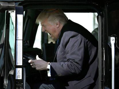 O presidente Donald Trump sentado ao volante de um caminhão, em encontro com os representantes do transporte.