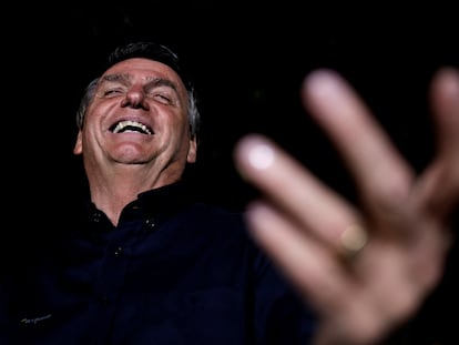 El presidente brasileño, Jair Bolsonaro, ríe durante una conferencia de prensa que ofreció luego de conocer los resultados electorales de primera vuelta, el domingo por la noche, en Brasilia.