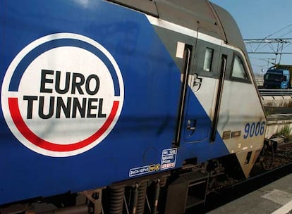 Un tren de Eurotunnel se aproxima a la estación de Calais (Francia).