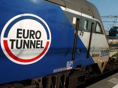 Un tren de Eurotunnel se aproxima a la estación de Calais (Francia).