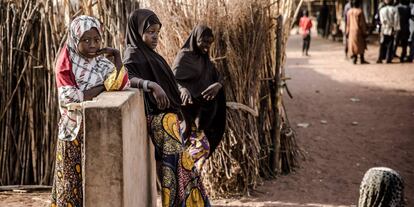 Un grupo de niñas permanecen frente a su complejo en el campamento de refugiados de Malkohi, en Jimeta (Nigeria).
