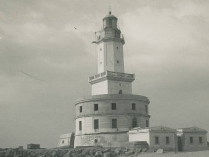 Una de las imágenes de los años 50 del Faro del Llobregat. 