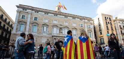 Dos manifestantes con el Palau de la Generalitat al fondo.