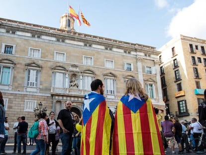 Dos manifestantes con el Palau de la Generalitat al fondo.