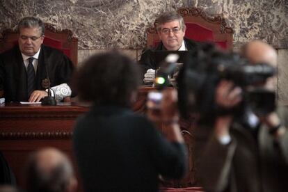 El presidente del tribunal antes de leer la sentencia