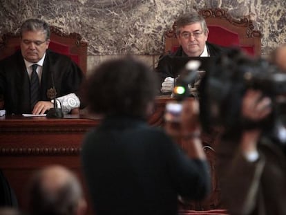 El presidente del tribunal antes de leer la sentencia 