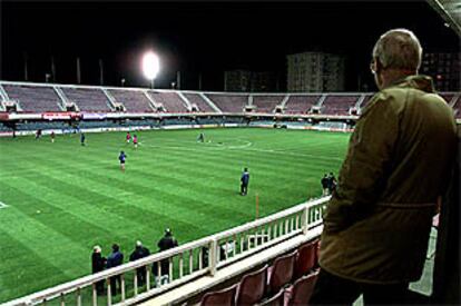 Los jugadores del Deportivo en el Mini Estadi a la hora en que debían jugar con el Hospitalet.