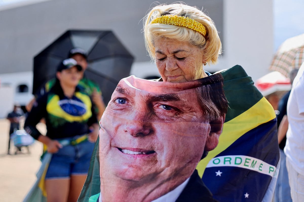 Bolsonaro, hospitalizado en cuidados intensivos en Brasilia a causa de una neumonía