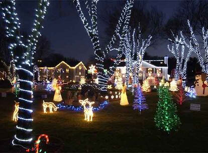 Michael Conlon tarda cinco semanas y media en adornar su casa. Esta mansión estadounidense esté decorada con unas 85.000 luces y en ella no falta detalle navideño alguno.