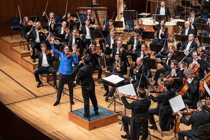 Leonidas Kavakos y la Orquesta Filarmónica de Viena tras tocar el último acorde del Concierto para violín de Korngold.