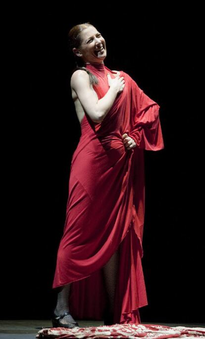 Sara Baras saluda al final de <b><i>Esencia</b></i>, la noche del sábado en el Gran Teatro Falla de Cádiz.