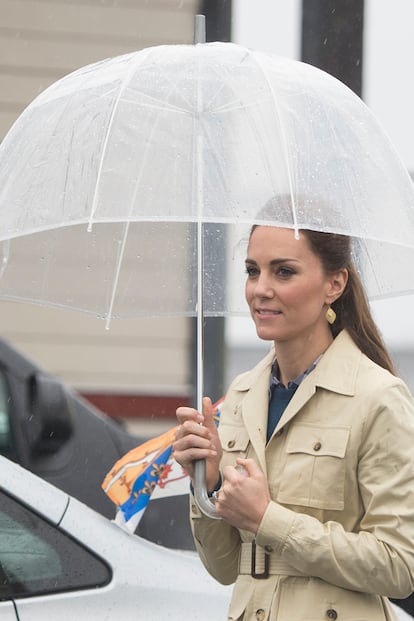 Kate Middleton también es amiga de los paraguas transparentes.