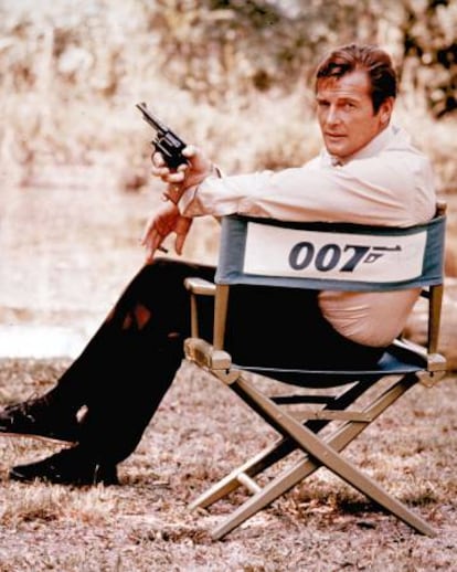 Roger Moore, en la piel de James Bond, en un rodaje en 1972 en Inglaterra.