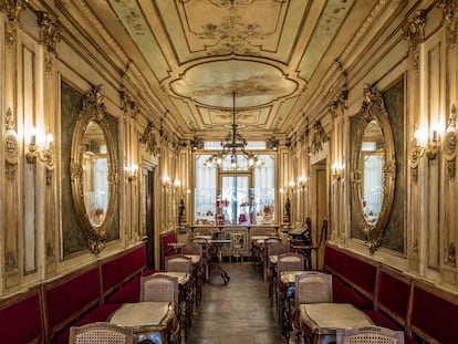 El interior del Caffè Florian, en la plaza de San Marcos de Venecia (Italia).
