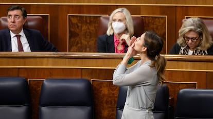 La ministra de Igualdad, Irene Montero, se dirige a la tribuna tras una de sus intervenciones en el pleno del Congreso, este jueves.