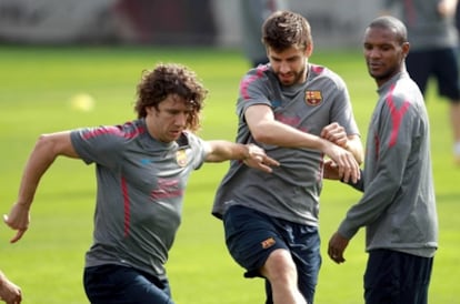 Puyol, Piqué y Abidal durante el entrenamiento.