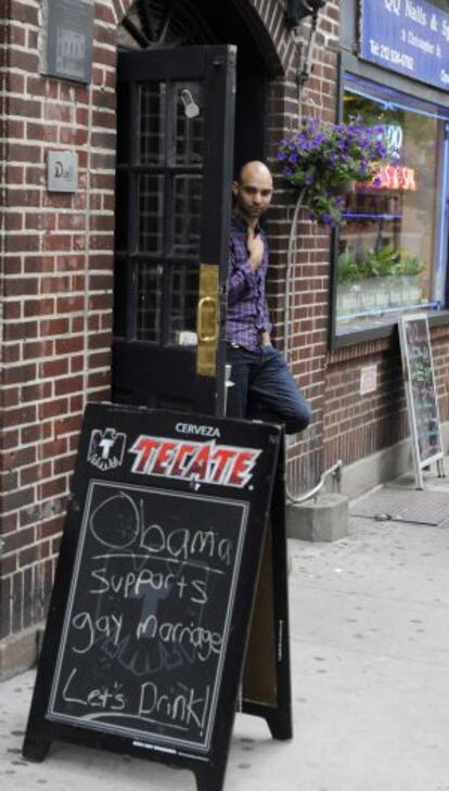 Vista de un anuncio afuera del histórico The Stonewall Inn en Nueva York.