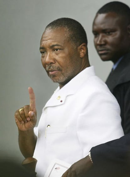 El ex presidente de Liberia, Charles Taylor, abandona la sede del Gobierno el 11 de agosto de 2003. Entonces, el jefe de Gobierno pasó el mando a su vice, Moses Blah.