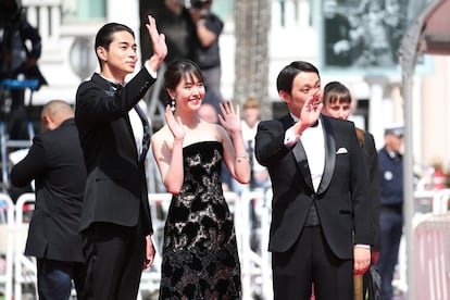 Masahiro Higashide, Erika Karata y Ryusuke Hamaguchi saludan a los asistentes antes de la proyección de  "Asako I & II (Netemo Sametemo)" en el Festival de Cannes, el 14 de mayo de 2018.