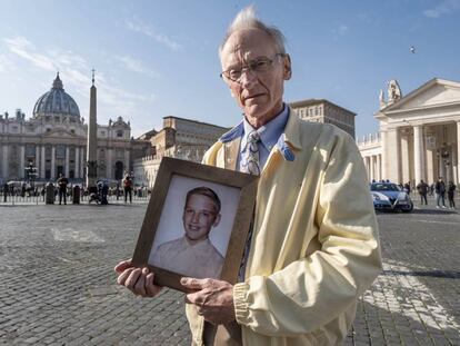 Phil Saviano, con un retrato suyo a la edad en la que sufrió abusos, en la plaza de San Pedro del Vaticano en 2019.