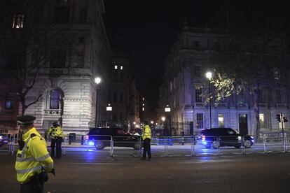 En las inmediaciones de 10 Downing Street se ha montado un fuerte dispositivo policial con motivo de la reunión de bienvenida de la cumbre de la OTAN organizada por Boris Johnson, en Londres (Reino Unido).