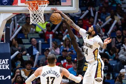 New Orleans Pelicans forward Brandon Ingram (14) blocks the shot of Charlotte Hornets forward JT Thor (21) during the second half at Smoothie King Center.