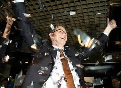 Matti Manhanen, candidato del Partido de Centro de Finlandia, celebra la victoria en las elecciones.