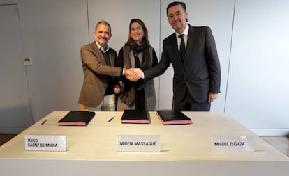 El director de la Fundación Botín, Íñigo Sáenz de Miera; la directora de Chillida Leku, Mireia Massagué, y el director del Bellas Artes de Bilbao, Miguel Zugaza.