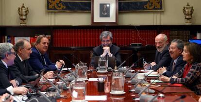 El presidente del Consejo General del Poder Judicial (CGPJ), Carlos Lesmes (en el centro), durante el pleno de este jueves que ha aprobado el nombramiento de Dolores Delgado como fiscal general.