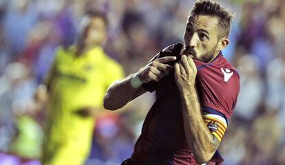 Morales celebra el gol del Levante.