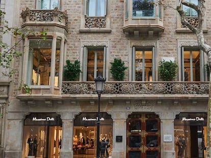 Tienda de Massimo Dutti en la antigua residencia del pintor Ramón Casas en el paseo de Gracia, en Barcelona.