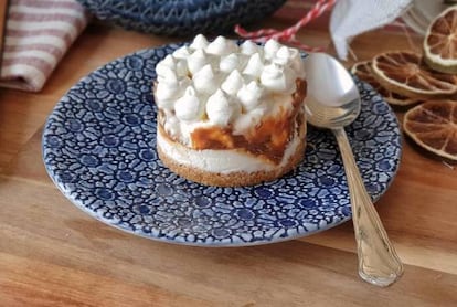 El polvito helado, postre muy típico de Canarias, combina galleta, helado y merengue